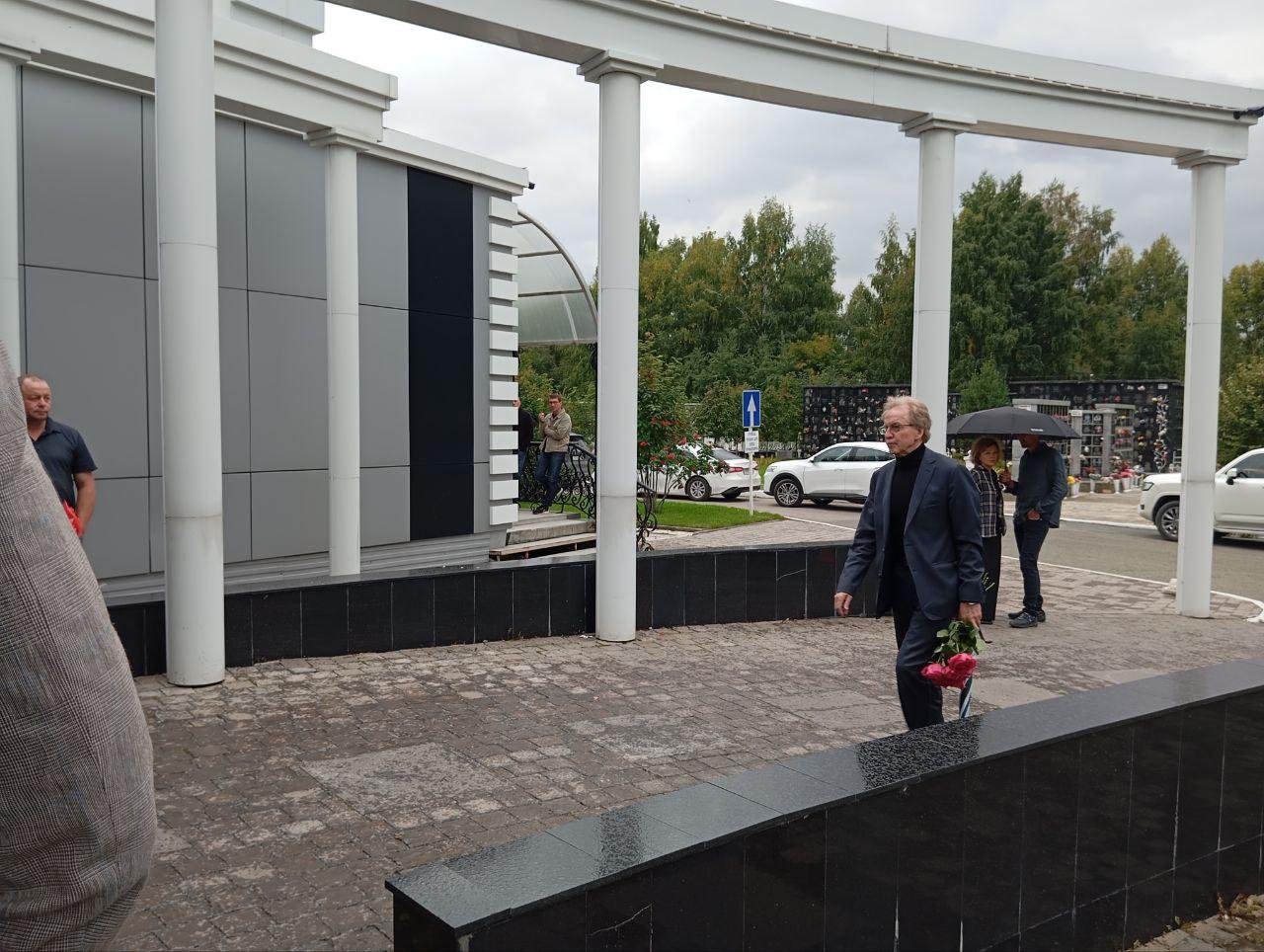 Фото Новосибирск проводил в последний путь экс-министра строительства НСО Ивана Шмидта. Как это было 4